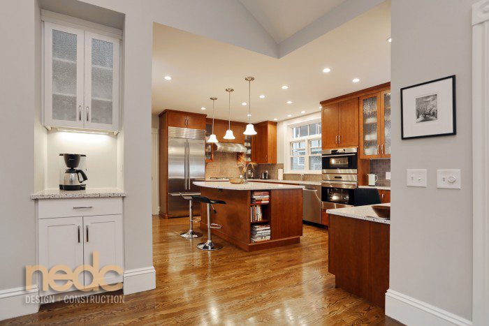 5 Hot Kitchen Trends And 3 That Are On Their Way Out New England Lush Saturated Wood Tones Add Warmth To An Expansive Kitchen Trends New England Design And Construction Quartz Countertops