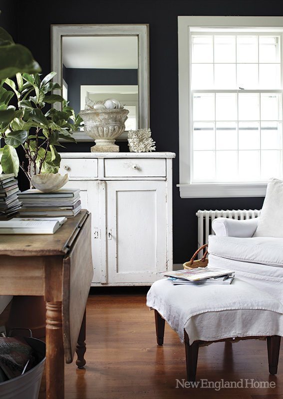 Arrangements In Gray And White New England Home Magazine Nancy Ross Benjamin Moore S Westcott Navy