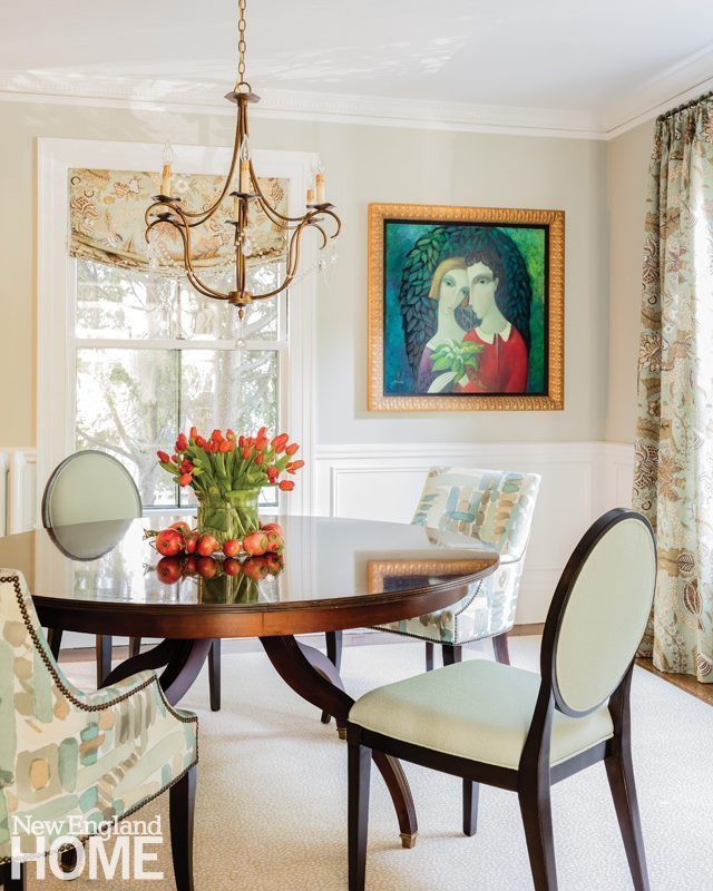 A Fresh Look For Colonial Revival New England Home In The Dining Room Benedict Paired A Round Table With Captain S Chairs And Chose An Elegant Chandelier Touch Of Crystal To Lend Hint Formality
