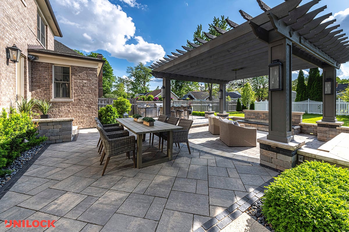 Outdoor kitchen with gray pavers 